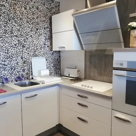 T2 Imperial アパート *